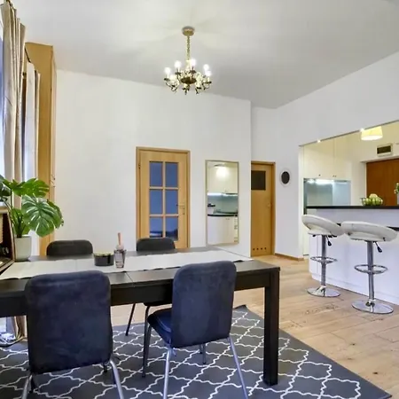 شقة Castle & Culture - Modern 2-room With Balcony In Center