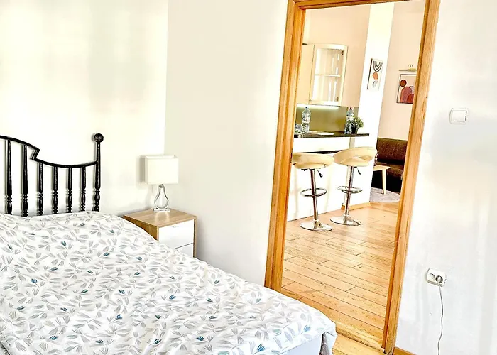 Castle & Culture - Modern 2-room With Balcony In Center شقة