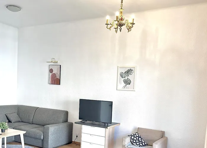 Castle & Culture - Modern 2-room With Balcony In Center شقة *