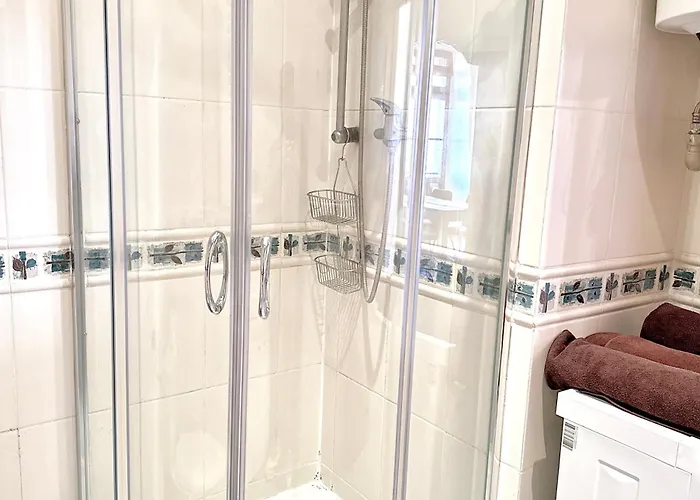 Castle & Culture - Modern 2-room With Balcony In Center شقة *