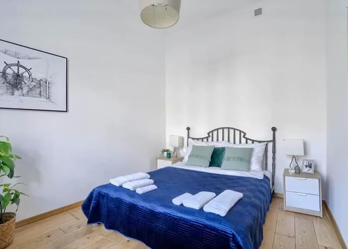 Castle & Culture - Modern 2-room With Balcony In Center