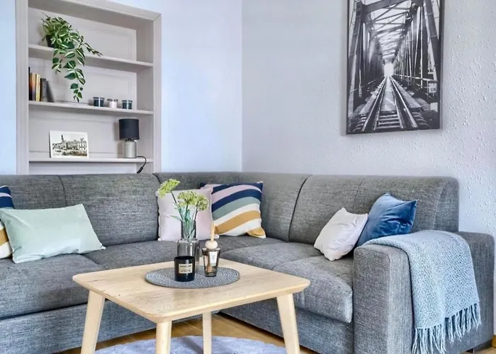 Castle & Culture - Modern 2-room With Balcony In Center شقة *