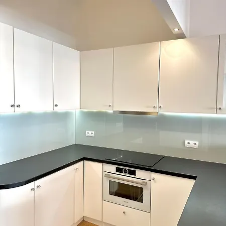 Castle & Culture - Modern 2-room With Balcony In Center